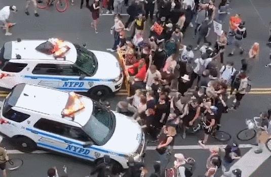 유튜브와 페이스북 등에서 30일(현지시간) 뉴욕 브루클린에서 벌어진 경찰차가 시민 시위대를 향해 거침없이 돌진하는 모습이 공개돼 시민들의 공분을 일으켰다. 영상/ 유튜브
