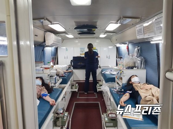 한국전력 경기북부본부 직원들이 코로나19 장기화에 따른 혈액 수급 위기로 단체 헌혈에 나서고 있다.