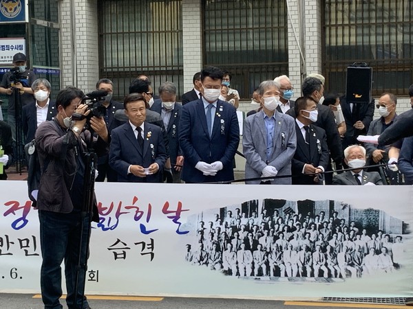 6일 서울 중구 중부경찰서 앞에서 거행된 71년전 친일경찰이 반민특위 무력화한 국치의 날 기억하는 '인간띠' 행사...더민주 송영길 의원이 참석했다.ⓒ김은경기자