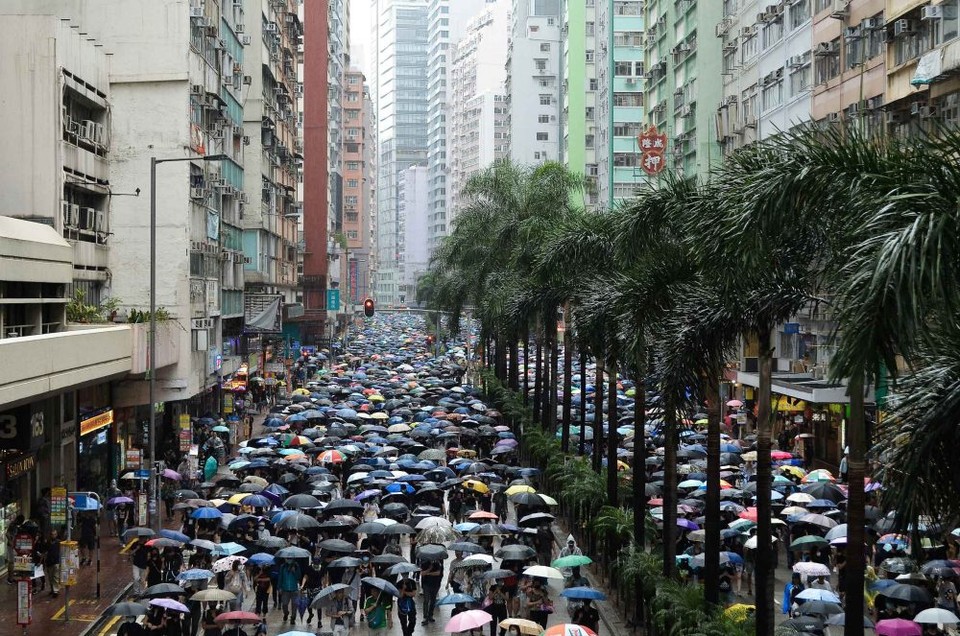 거리 행진 시위를 하고 있는 홍콩 시민들
