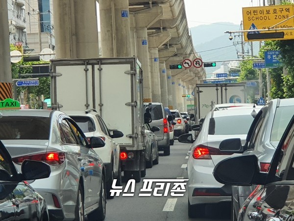 20일 오후 경기 의정부시 한 도로에는 외출 차량으로 혼잡을 보이고 있다./뉴스프리존=고상규 기자