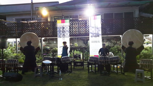 의령군은 지난 19일 청아수석 곤충나라 잔디마당에서 귀농귀촌인과 지역주민 간 화합을 다지는 귀농귀촌연구회 음악회를 개최했다./ⓒ의령군