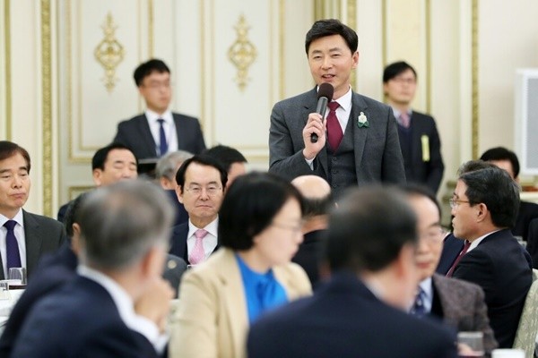 청와대 전국 시장․군수 오찬에서 대표발언을 하고 있는 김철우 보성군수