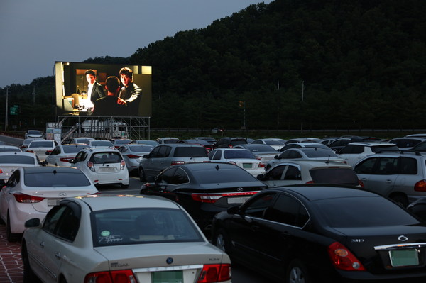 의령군은 지난 26일 오후 의령 청소년 문화의 집 부근 도로변에서 군민들을 대상으로 ‘드라이브 인 시네마’ 야외 영화상영을 무료로 개최했다./ⓒ의령군