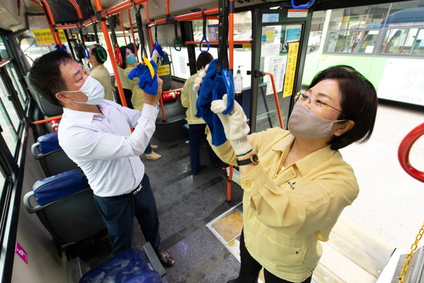 김미경 구청장이 지난 1일 관내 선진운수를 방문해 시내버스 내부로 들어가  걸레로 버스 손잡이를 닦고 있다.