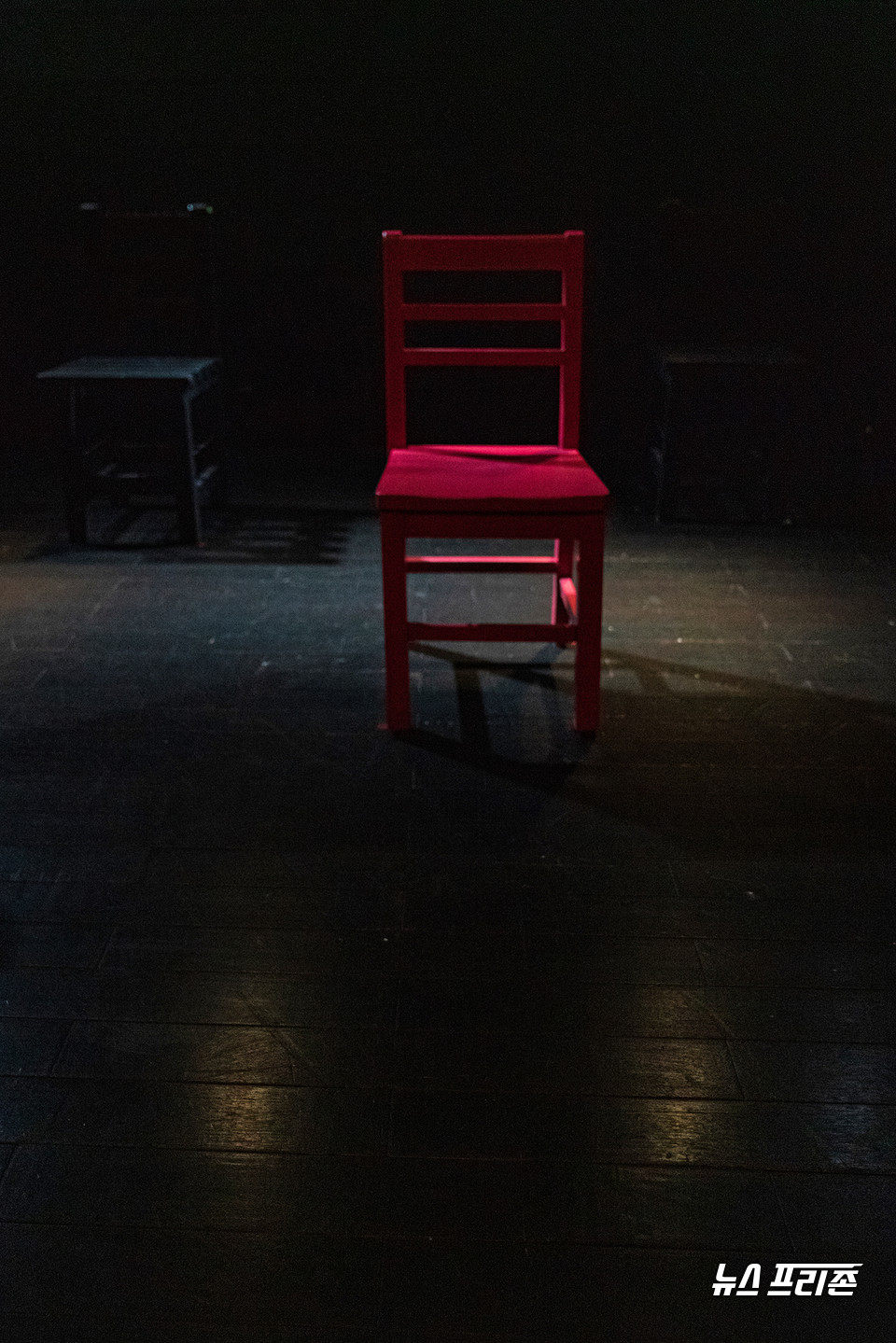 무대 양 켠에 배우들이 앉아 있고, 가운데에는 의자 몇 개와 빨간 의자 하나가 놓여 있다. 그리고 Carrie underwood의 'The champion' 노래가 반복해서 울려 퍼진다. /ⓒAejin Kwoun