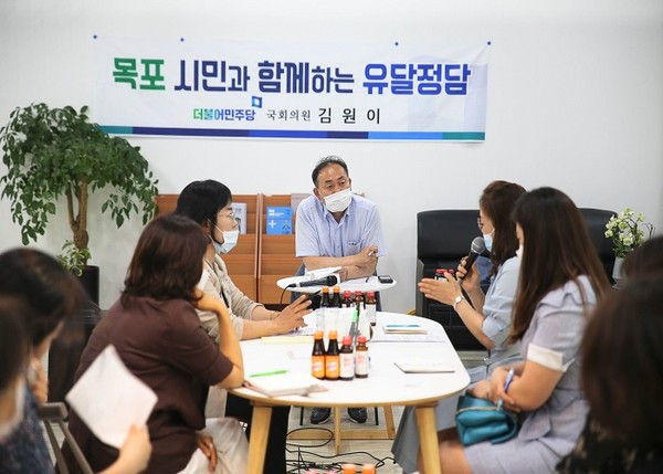 김원이 국회의원(사진 중앙), 지난 7월 4일 지역 사무실서 '코로나19'속 관내 어린이집 연합회장단과 토론회 가져