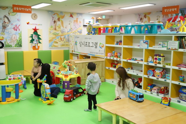 강북구 제1호 공동육아 나눔터를 이용하는 부모와 아이의 모습