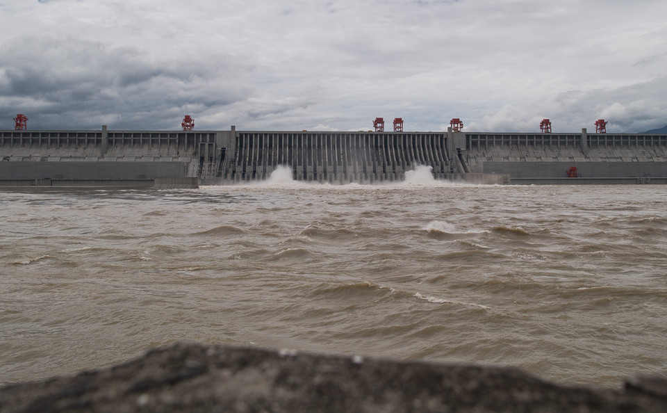 폭우 내리자 수문 개방한 싼샤댐= 중국 후베이성 싼샤댐의 방수로에서 29일 대량의 물이 쏟아지고 있다. 싼샤댐은 양쯔강 상류 지역에 내린 폭우로 최근 유수량이 늘어나는 상태다.