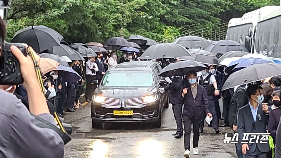 13일, 오전 박영순시장의 운구차가 서울 종로구 서울대학교병원 장례식장을 떠나 영결식이 열리는 서울시청으로 향하고 있다.