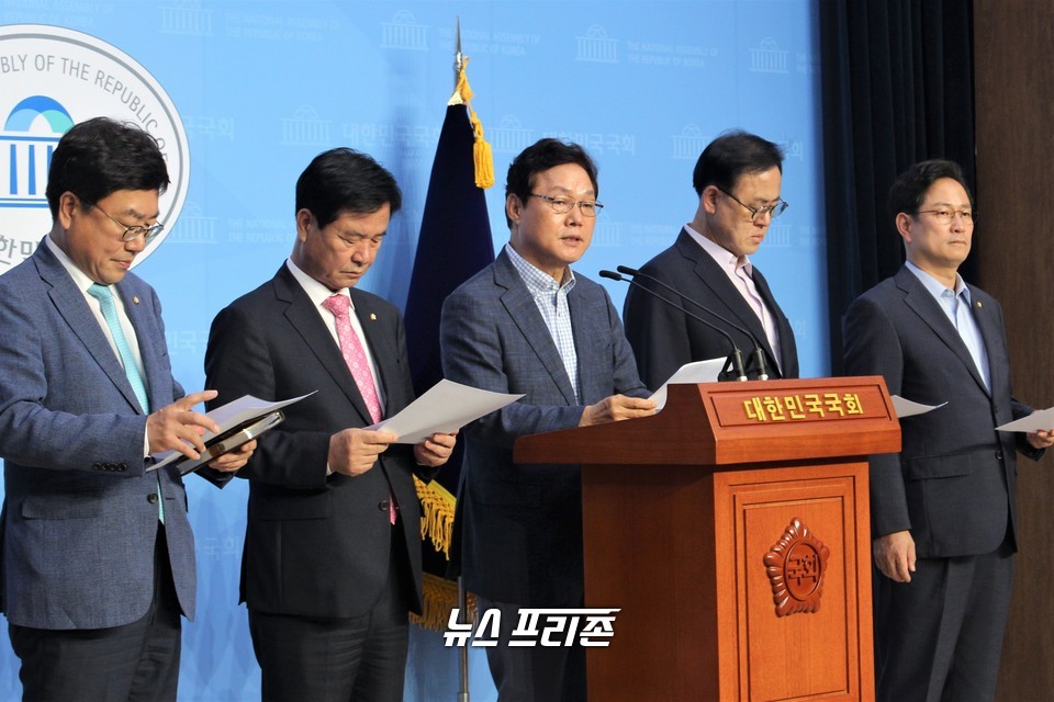 미래통합당 국회 행정안정위원회 소속 의원들이 15일 오후 서울 여의도 국회 소통관에서 기자회견을 하고 있다. Ⓒ김정현 기자