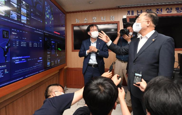홍남기 부총리가 15일  하남시 관제센터에서  KT  박윤영 사장으로부터  보고를 받고 있다.ⓒ뉴스프리존