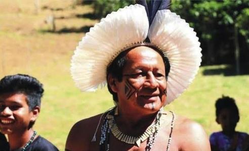 브라질 원주민 지도자 코로나19로 잇따라 사망브라질 중서부 마투 그로수주 아우투 싱구 지역에 있는 카마유라 원주민 부족의 지도자인 주카 카마유라(오른쪽에서 두 번째)가 코로나19 치료를 받다 이날 사망했다. [브라질 뉴스포털 G1]