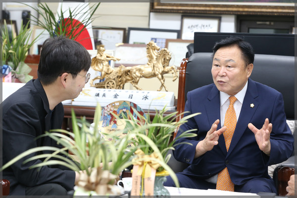 김일영 의장이 지금까지 보여왔던 구민과의 소통 경험은, 구의회 및 구청과의 협치를 통한 상생의 길에 큰 영향을 줬다고 술회한다(사진=성북구의회).