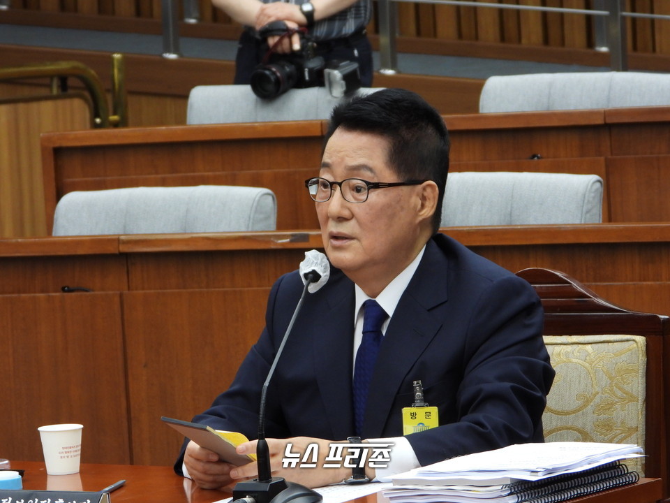 박지원 국정원장 후보자가 27일 국회에서 열린 인사청문에서 의원들의 질의에 답변하고 있다. Ⓒ김정현 기자