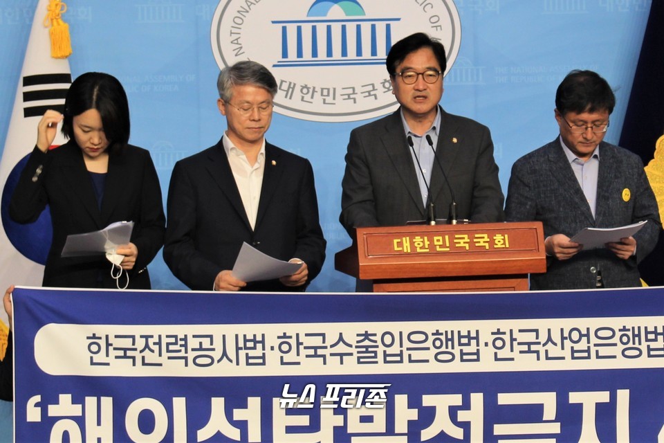 더불어민주당 이소영(왼쪽부터)·민형배·우원식·김성환 의원이 28일 오전 국회 소통관에서 '해외석탄발전금지 4법' 발의 공동기자회견을 하고 있다. Ⓒ김정현 기자