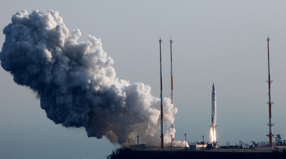지난 2013년 1월 전남 장흥 나로우주센터에서 국내 첫 우주발사체 나로호가 발사되고 있다. 사진/뉴스1(한국항공우주연구원 제공)