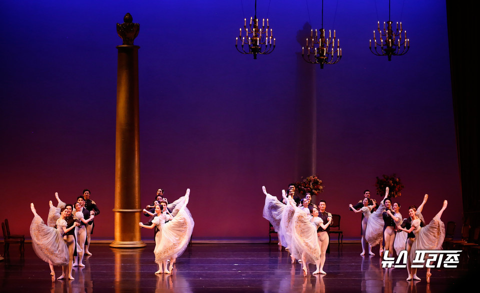 '오네긴' 공연사진 | 상트 페테르부르크의 상류파티, 화려한 금색 기둥은 2막의 시골 지주의 파티와 대조되며 19세기 화려했던 러시아 상류사회를 상징적으로 그린다.  /ⓒKyoungin Kim(제공=Universal Ballet)