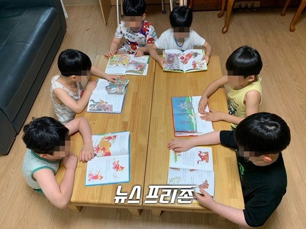 (사진출처 = 기부된 계몽사의 '디즈니 그림 명작'을 읽고 있는 아이들  / 계몽사 블로그)