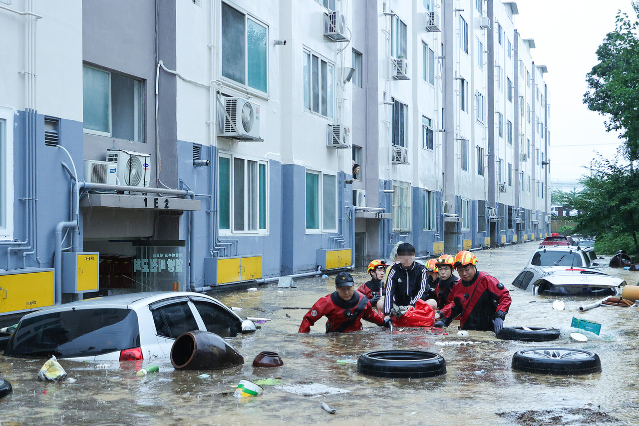 대전지역에 호우경보 내린 가운데 밤사이 50~80mm 폭우가 쏟아져, 대전 정림동 코스모스 아파트 2단지가 침수돼 1명이 숨지고 수십명이 고립되는 일이 벌어진 가운데 소방대 구조대원들이 보트로 구조활동을 펼치고 있다./ⓒ대전시