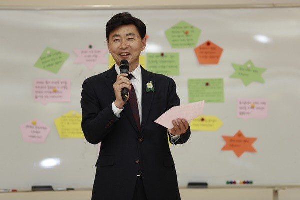 2019년 2월 직원 월례조회에서 질문지를 받은 김철우 보성군수