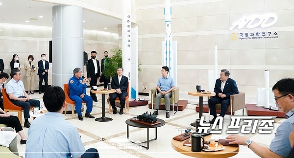 국방과학연구소(ADD)는 올해로 창설 50주년을 맞이했고 문재인 대통령은 지난 7월 23일 대전 연구소 방문해 격려하는 자리를 가졌다./ⓒ청와대