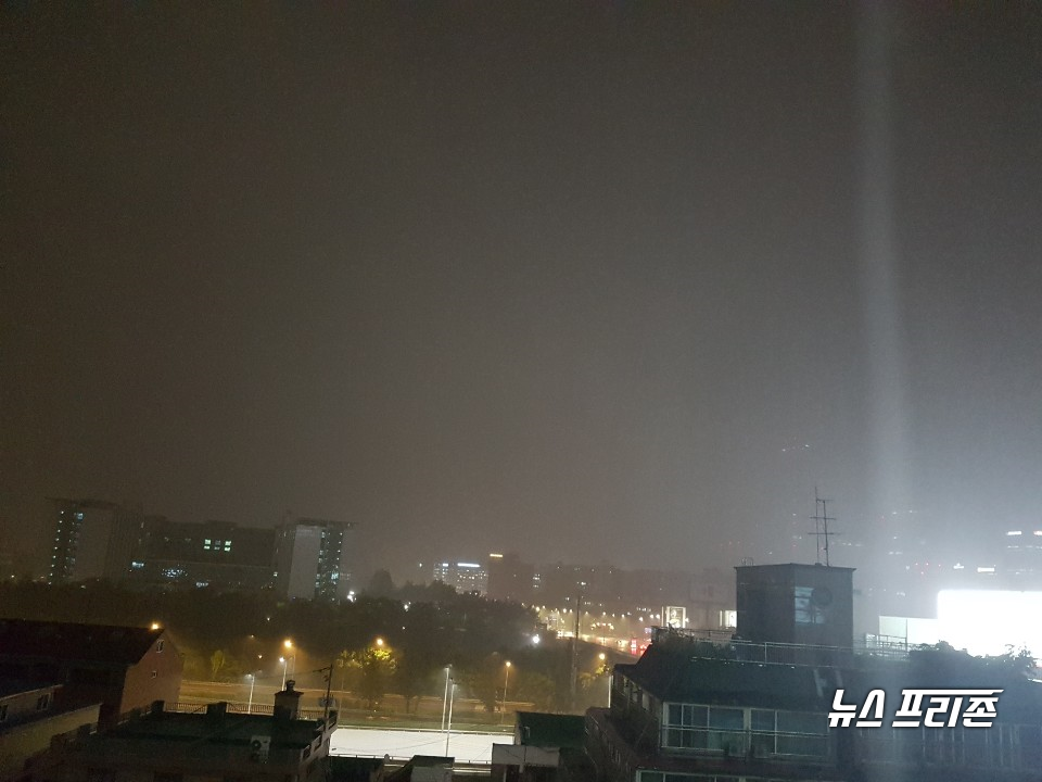 사진: 서울 여의도 국회앞 비가 내리고 있다. ⓒ 김소영 기자