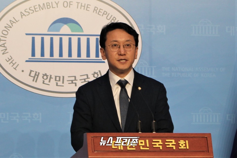 천준호 더불어민주당 의원이 6일 서울 여의도 국회 소통관에서 공직자 부동산이해충돌방지법 발의 기자회견을 하고 있다. Ⓒ김정현 기자
