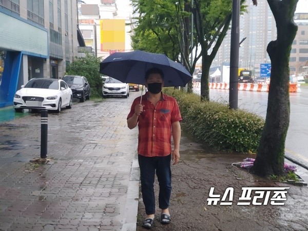 7일 오후 광주지역에 많은 비가 내리면서 남구 주월동에서 한 시민이 우산을 쓰고 길을 걷고 있다./ⓒ박강복 기자