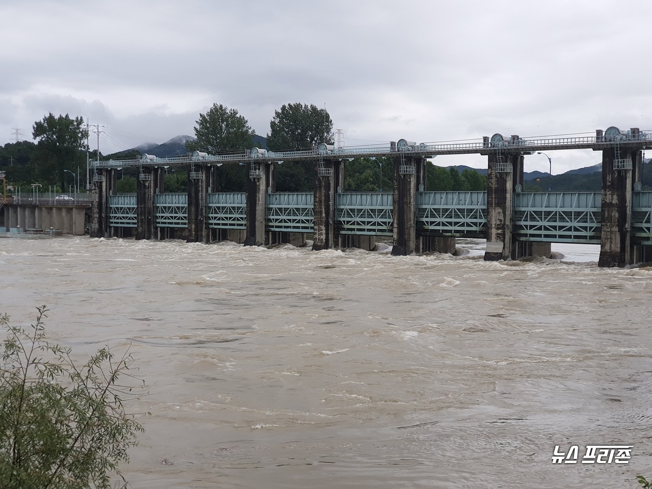 [대전=뉴스프리존] 이현식 기자=9일부터 오는 11일까지 중부지방에 최고 500mm 이상의 많은 비가 예보된 가운데, 최근 대전지역 호우로 인해 대청호 수위가 높아져 보조댐 물을 방류하고 있다./ⓒ이현식 기자