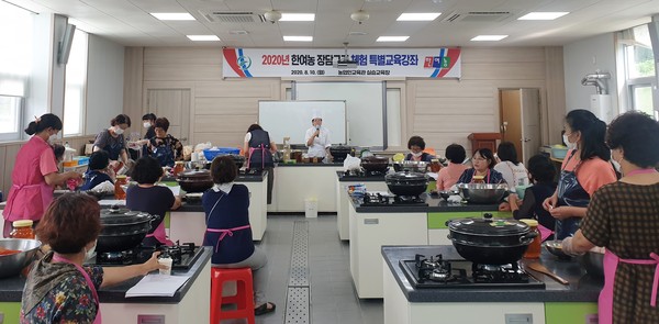 한국여성농업인의령군연합회는 10일 의령군농업기술센터 농업인 실습교육장에서 장담기 특별실습강좌를 개최했다./ⓒ의령군