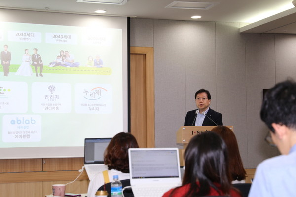 김세용 SH사장이 12일 오전 시청브리핑룸에서 생애주기별 맞춤 주택브랜드를 공개하고 있다.Ⓒ장효남 기자