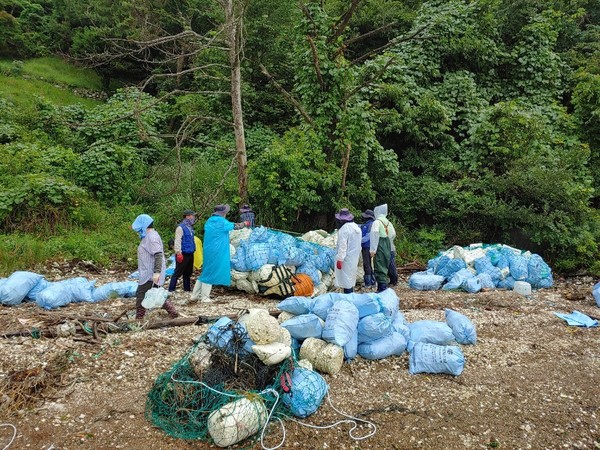 지난 11일 통영시 광도면 이도 해안에서 해양쓰레기 정화활동을 펼치는모습./ⓒ통영시