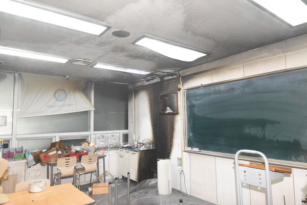 12일 오후 8시 33분쯤 대전 서구 둔산동 한 학원 3층에서 불이 나 10여분만에 진화됐다./ⓒ둔산소방서