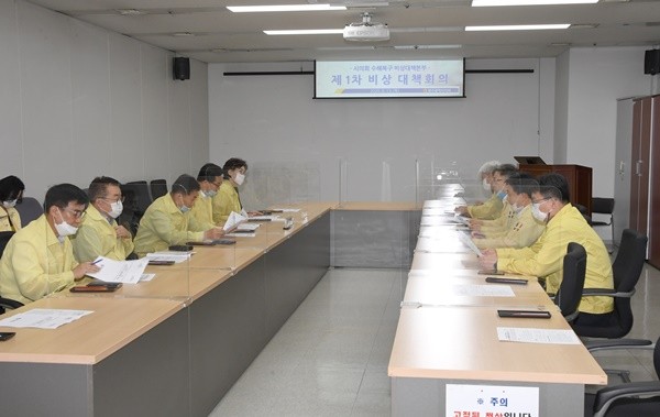 광주광역시의회는 13일 시의회 1층 시민소통실에서 지난 주말에 발생한 호우피해에 대한 시의회 차원의 대응방안을 모색하기 위한 비상대책회의를 개최했다./ⓒ광주시의회