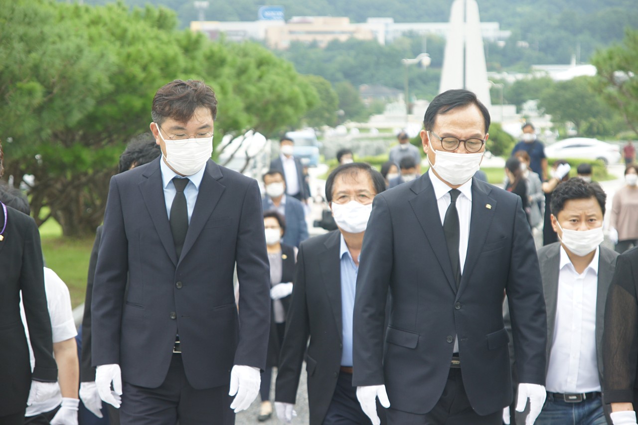 황천순 천안시의회 의장(왼쪽)과 박상돈 천안시장(오른쪽)./ⓒ김형태 기자