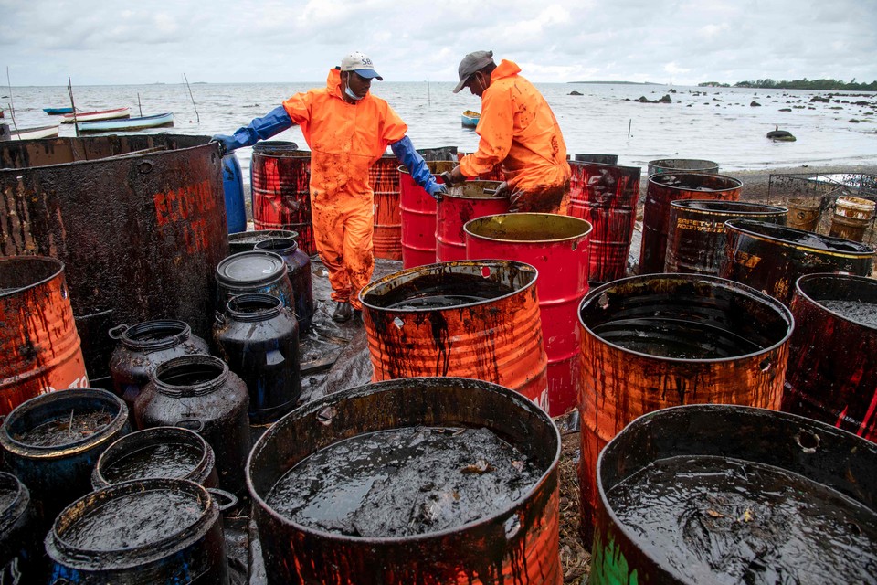 좌초된 일본 선박에서 새어 나온 기름을 제거하는 모리셔스 작업자들.