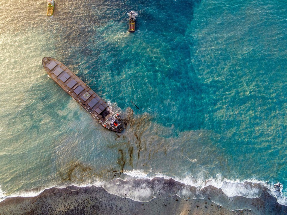 계속 기름 흘리는 일본 화물선 'MV 와카시오'= 인도양 남부 모리셔스 해역에서 3주 전 좌초한 일본 화물선 'MV 와카시오'에서 15일(현지시간) 기름이 계속해서 흘러나오고 있다.
