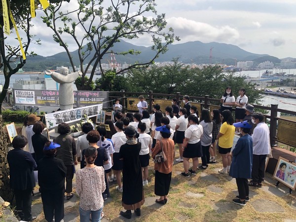 통영거제시민모임은 지난 14일 일본군 ‘위안부’ 피해자 기림일을 맞아 위안부 피해자의 아픈 역사를 기억하기 위한 기념행사를 개최했다고 밝혔다./ⓒ통영시