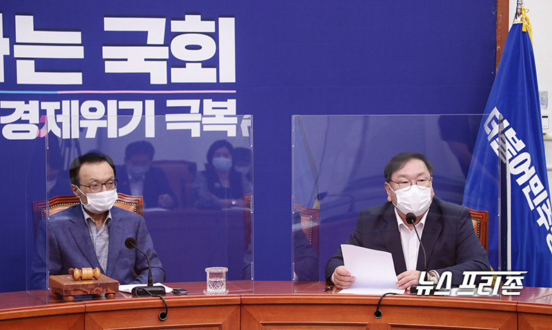 이해찬 더불어민주당 대표(왼쪽)와 김태년 원내대표가 21일 서울 여의도 국회에서 열린 최고위원회의에 참석하고 있다. 민주당은 이 날 코로나19 확산 방지를 위해 회의실에 감염 차단용 투명 칸막이를 설치했다.
