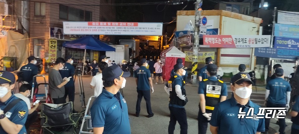 사진: 서울 성북구 사랑제일교회 압수수색에 들어간 경찰과 교회신도간의 마주한모습 ⓒ뉴스프리존