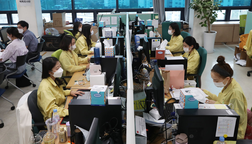 사진:  21일 오후 서울 성북구 보건소에 설치된 신종 코로나바이러스 감염증(코로나19) 비상대책본부에서 관계자들이 분주히 움직이고 있다. ⓒ 연합뉴스