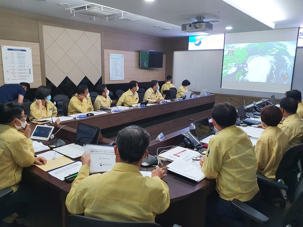 통영시는 지난 24일 재난안전상황실에서‘제8호 태풍 바비’에 대비 긴급대책 및 상황판단회의를 개최했다./ⓒ통영시​