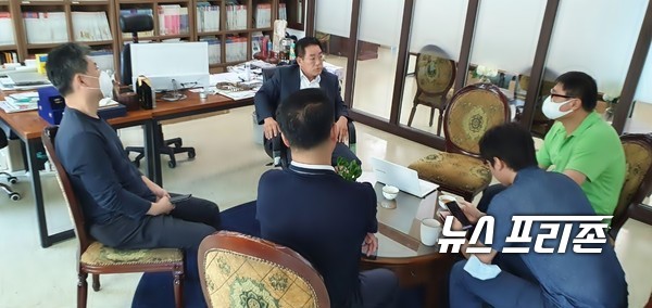 정해춘 한국자율공정거래연합 회장이 (사)SNS기자연합회와 인터뷰를 진행하고 있다.