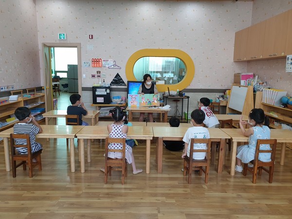 소사유치원에서 어린이 손씻기 키트를 활용하여 교육하는 모습/ⓒ부천시