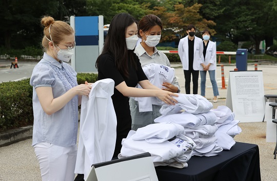 의사 가운 벗는 전공의들. 사진/연합뉴스