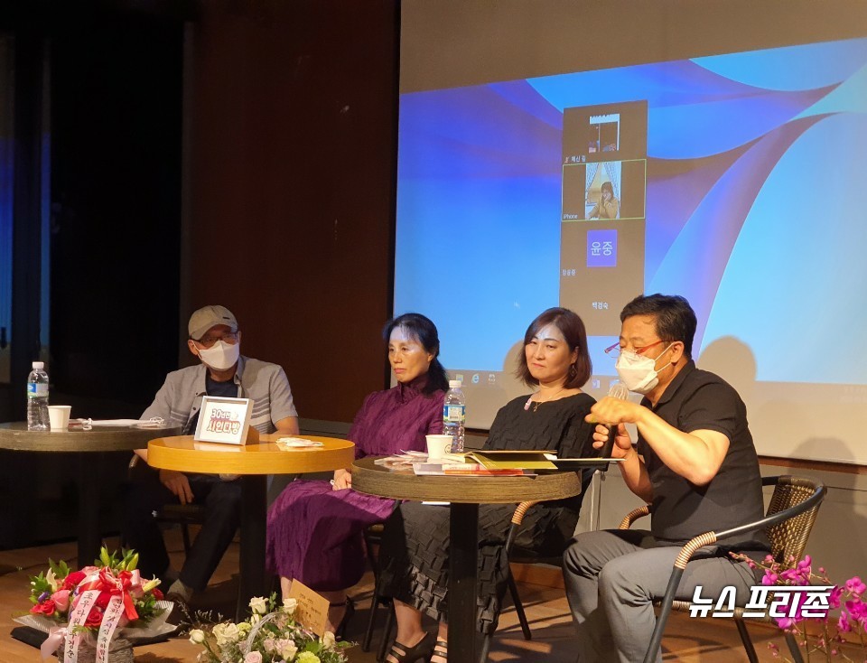 장옥관 심강우 류경무 시인과 김연화 권미강 초대 시인들은 패널토론에 참여하여 첫 시집에 대한 비평과 시사점을 정리했다.