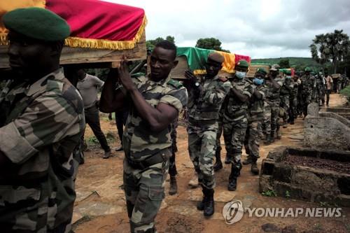말리 군인들이 지난 6일 매복공격에 숨진 동료 10명의 관을 운구하고 있다.