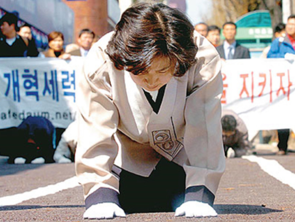 지난 2004년 노무현 대통령 탄핵 정국 당시 광주 금남로에서 5.18 묘역을 향해 참회의 삼보일배를 한 추미애 장관
