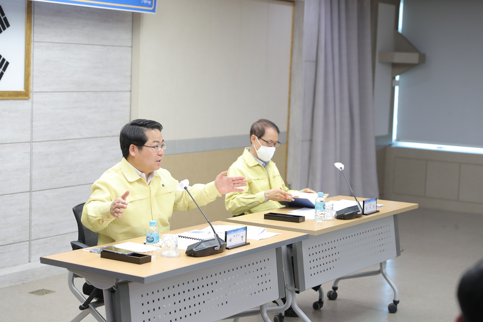 오세현 아산시장(왼쪽)이 확대간부회의에서 생활방역 등 안건에 대해 의견을 제시하고 있다./ⓒ아산시